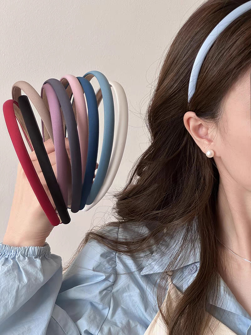 The 2025 new Korean simple blue thin hairband is a versatile accessory for women when they go out. It can be used for washing the face, pressing the hair, bundling the hair, hairpins and hair accessories pic 2
