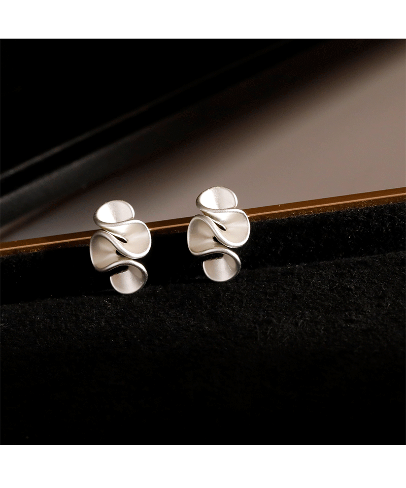 Hyacinth Geometric pleated milk tea flower stud earrings are a new hit for women in 2024. The ruffled edge earrings are a niche design for women pic 2