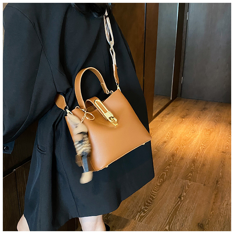 高级感大容量水桶包女2024新款潮韩系百搭宽肩带单肩包洋气斜挎包详情33