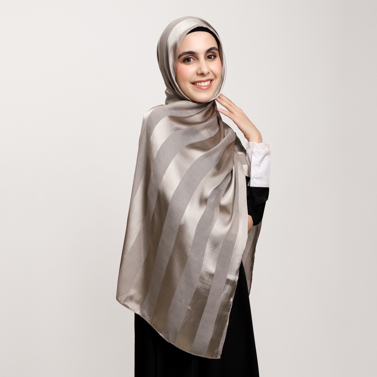 百搭宽条纹镂空纯色缎面长巾丝滑柔软透气仿真丝女包头巾旅行披肩详情6