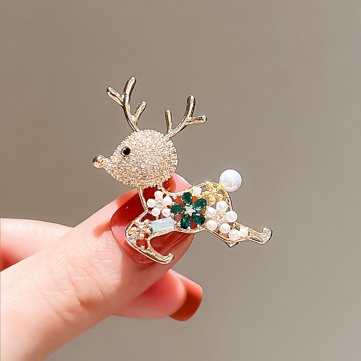 Cute deer brooch, high-end feminine charm, exquisite corsages, luxurious and versatile pins, clothes and accessories, creative small gifts pic 3
