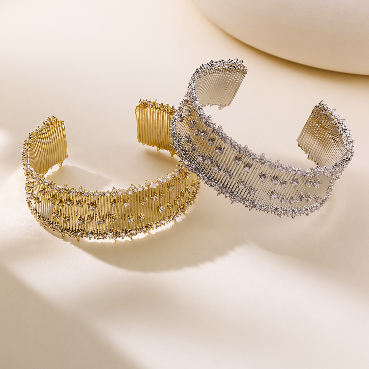 开口可调节锆石金色厚重手镯小众设计精致贵气奢华大气手镯厂家直详情6