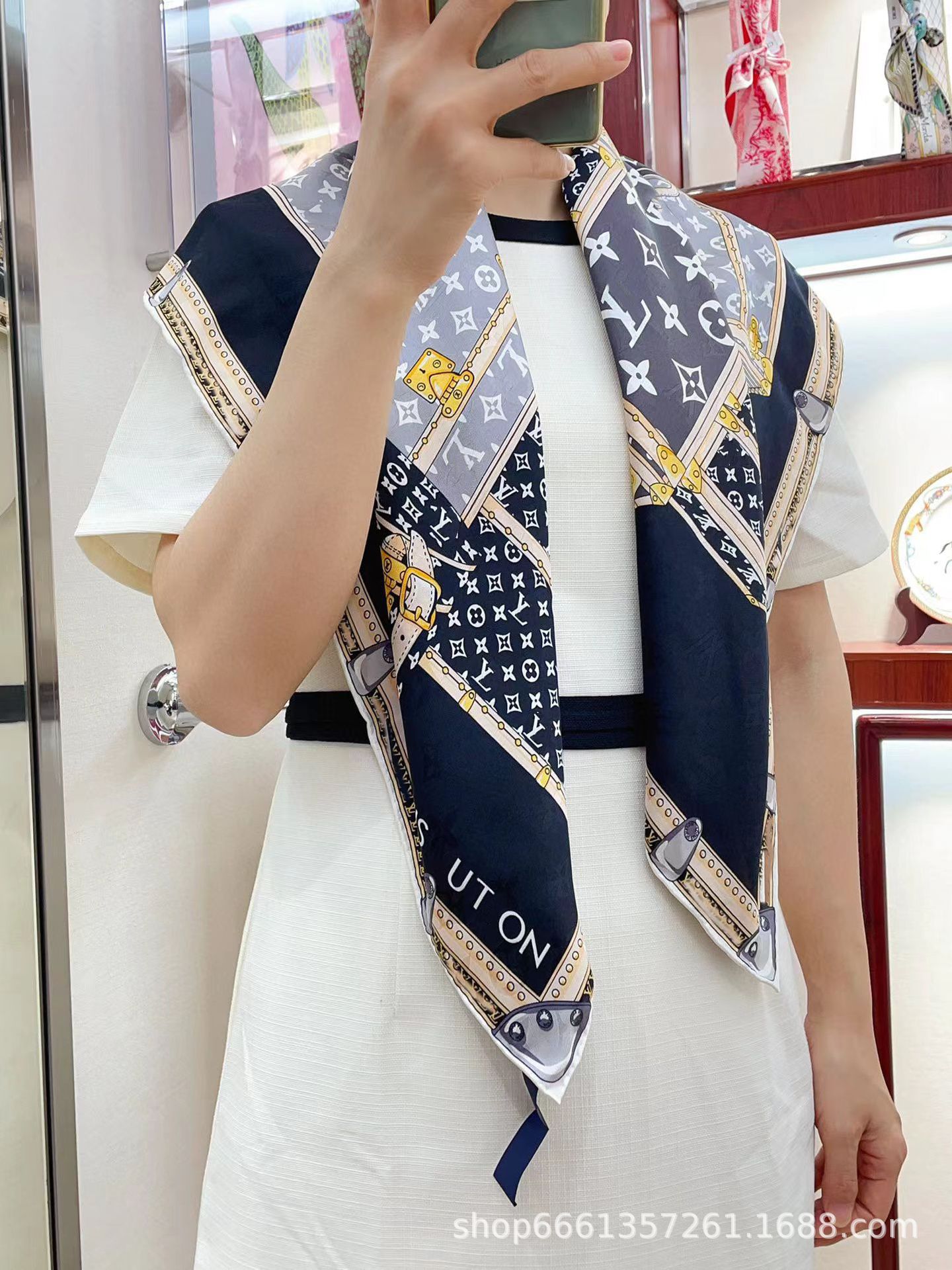 跨境欧美时尚丝巾高档优雅围巾轻奢丝绸印花字母印花海外热销大牌详情10