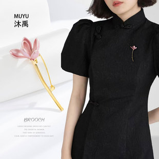 Exquisite pink magnolia flower brooch for women, fashionable and elegant enamel craftsmanship, high-end freshwater pearl brooch, traditional Chinese style brooch pic 4