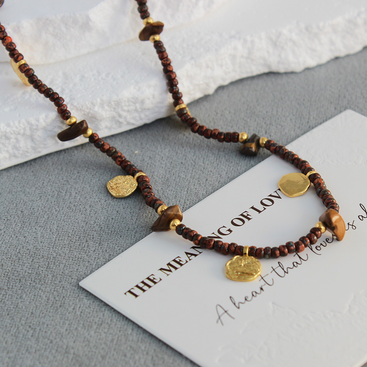 WENS雕刻纹理吊坠项链 跨年款法式复古小众设计高级感红珠毛衣链详情4