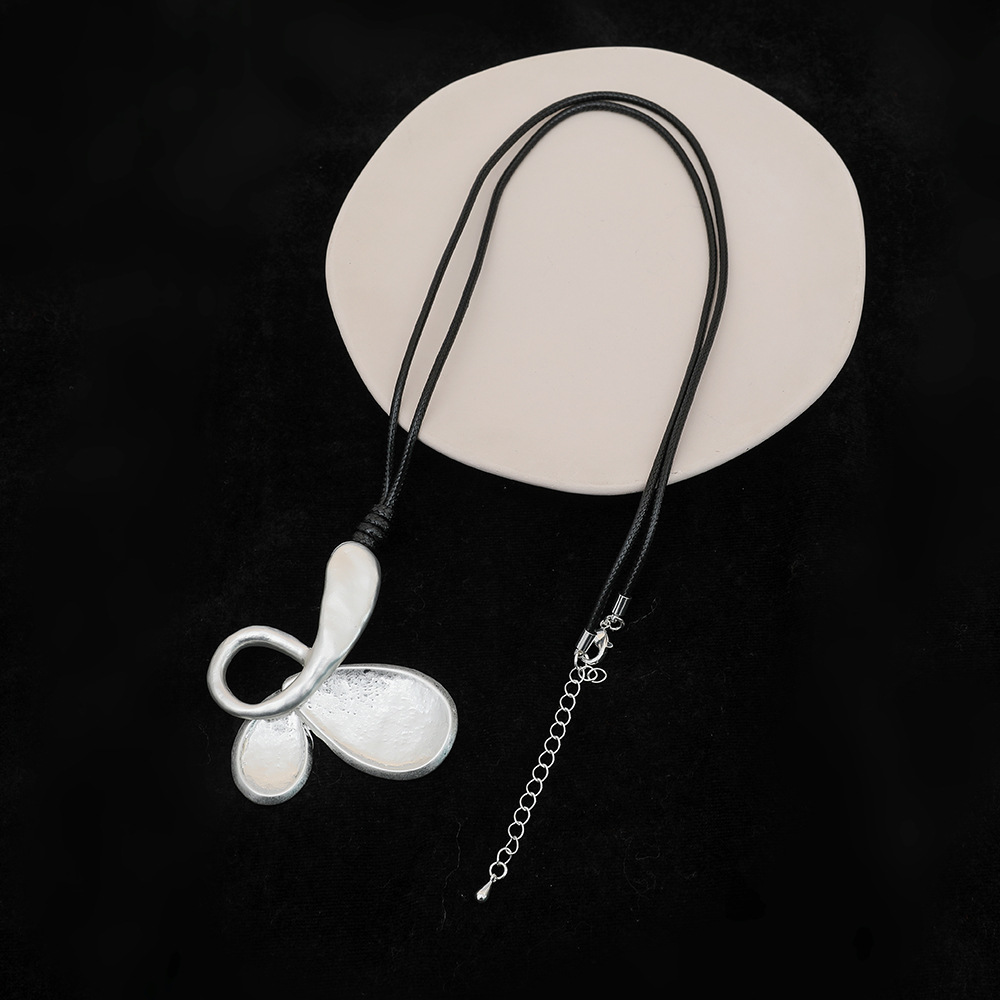 亚马逊热销新款欧美女士不规则蝴蝶吊坠长款皮绳金属高级潮流项链详情5