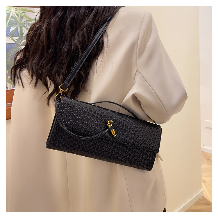 A new cross-border woven pattern single-shoulder crossbody bag with a retro texture, a hand-held baguette bag, and a versatile and elegant evening clutch pic 44