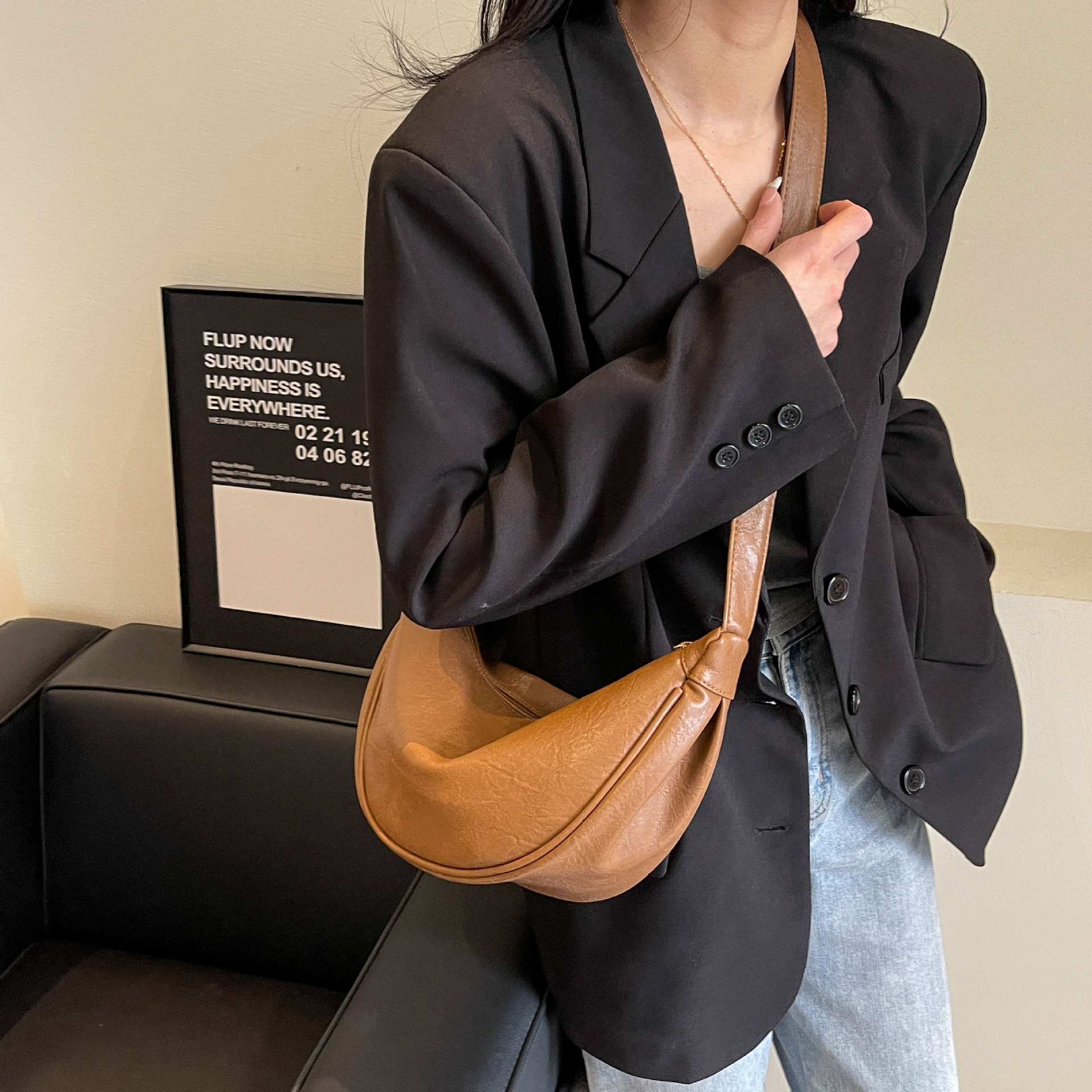 大容量包包女2023新款秋冬潮小众设计单肩斜挎包高级感复古饺子包详情21