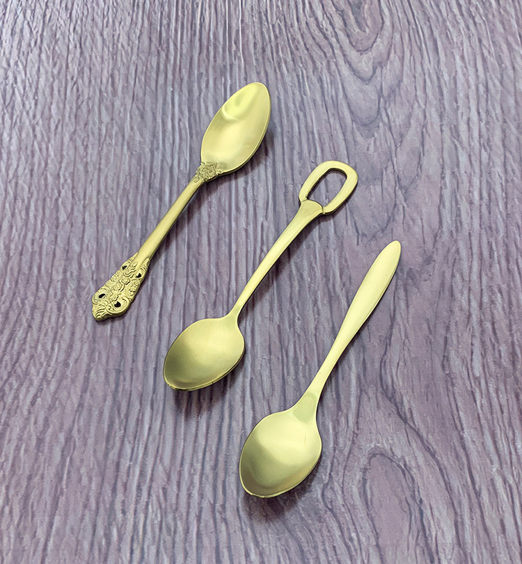 不锈钢金色浮雕茶勺西餐镀金茶勺吊环砂光西瓜勺尖柄茶匙详情1
