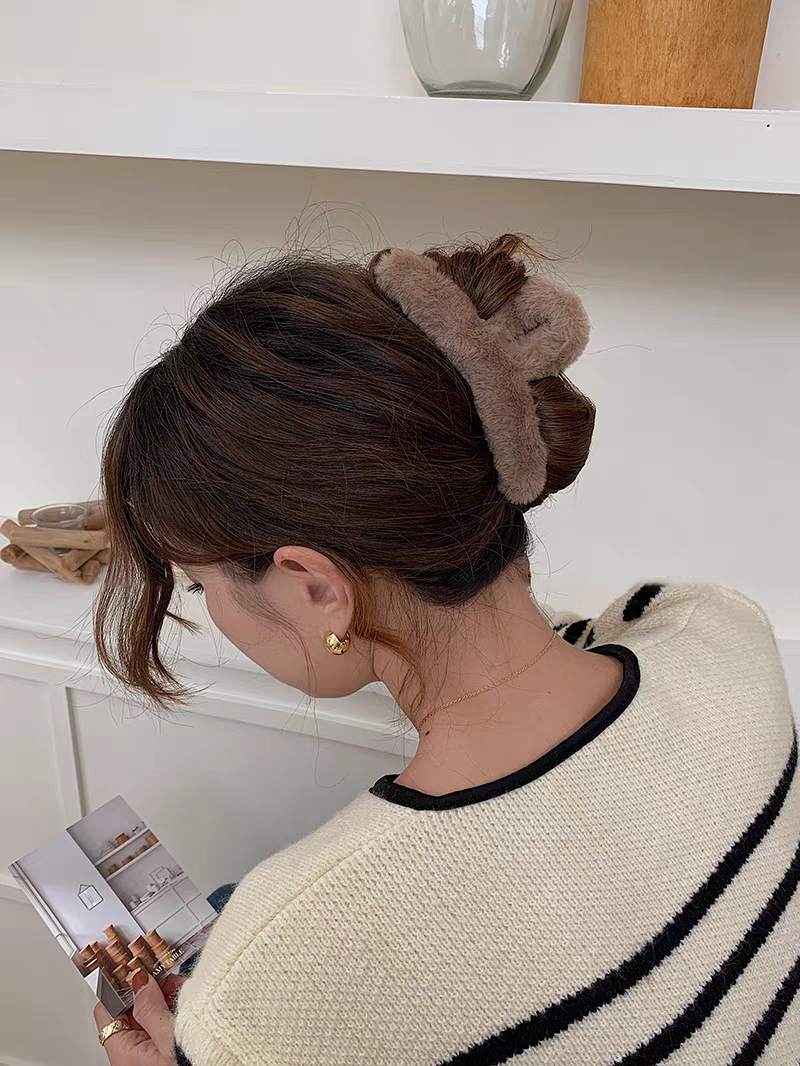 This is a new large-sized cross-fleece hairpin for women in autumn and winter, featuring a generous amount of shark clips and a high-end look. It is a headpiece for the back of the head pic 4