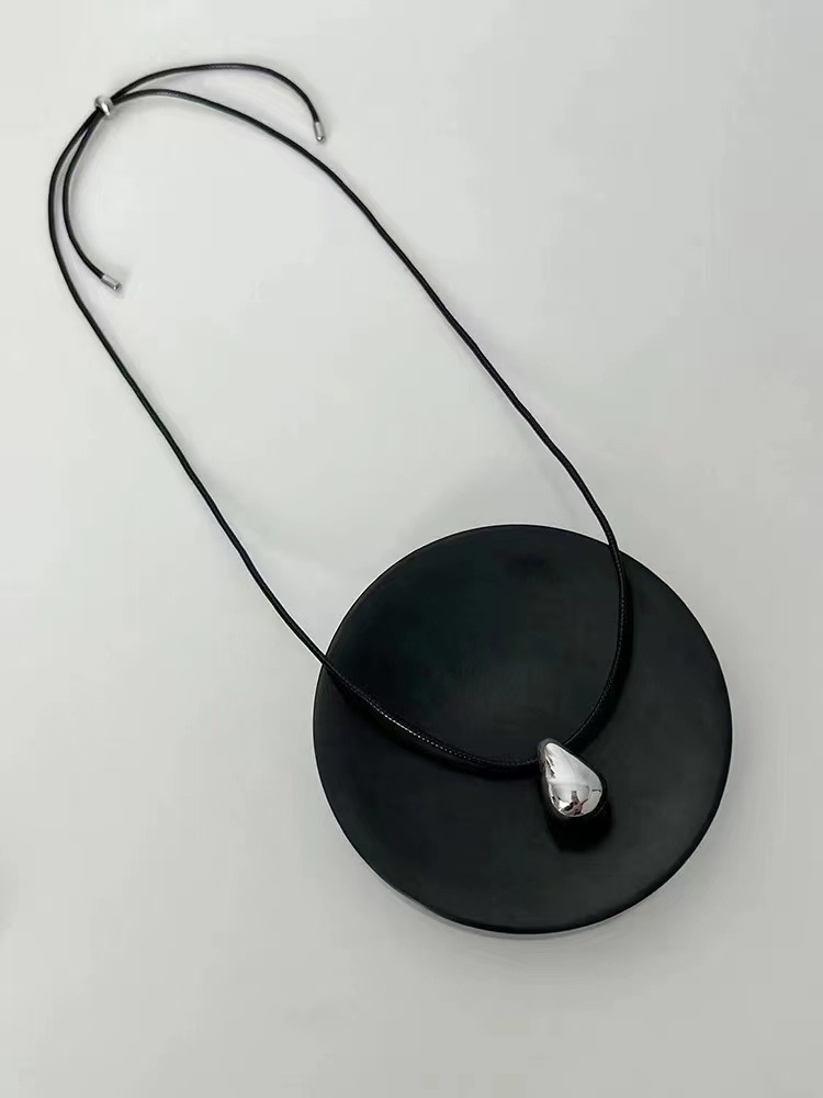 青岛美琳保色极简冷淡风 金属光面水滴黑皮绳项链秋季毛衣链女式详情2
