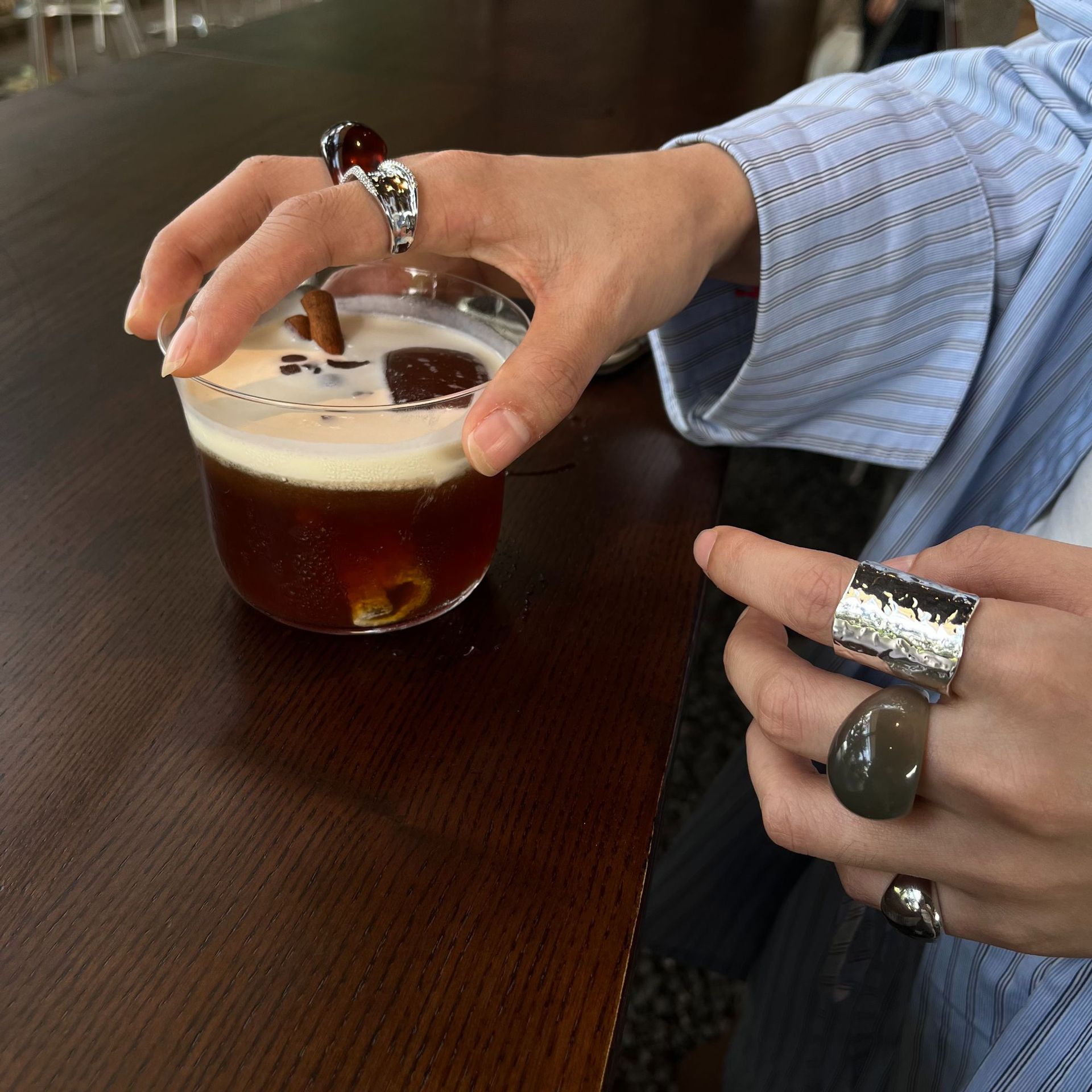 A niche and unique irregular-shaped resin ring with a cold opening shows off. The open copper electroplated ring pairs well with a versatile ring for women pic 6