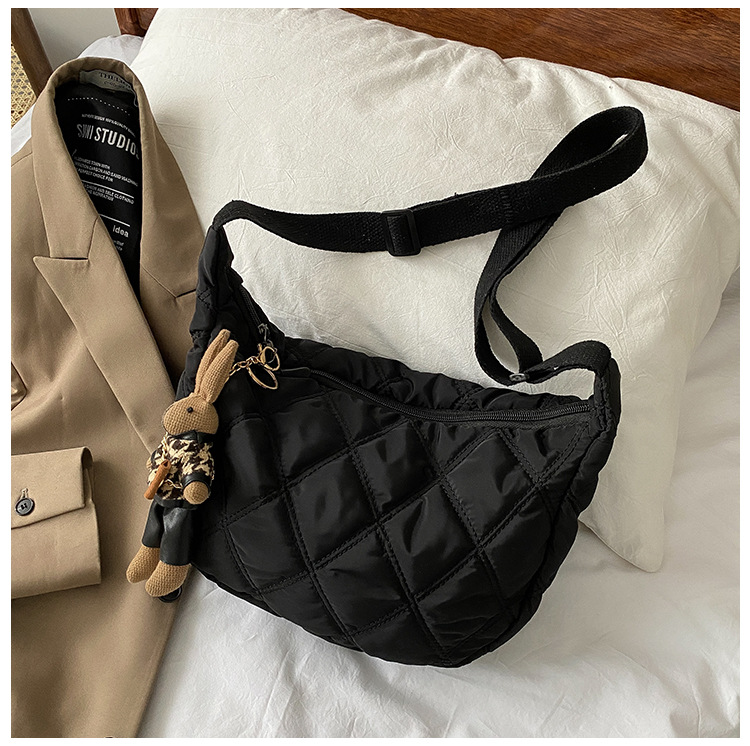 The new, trendy and fashionable single-shoulder crossbody bag with diamond-patterned embroidery thread for women in 2021, the popular dumpling bag pic 84