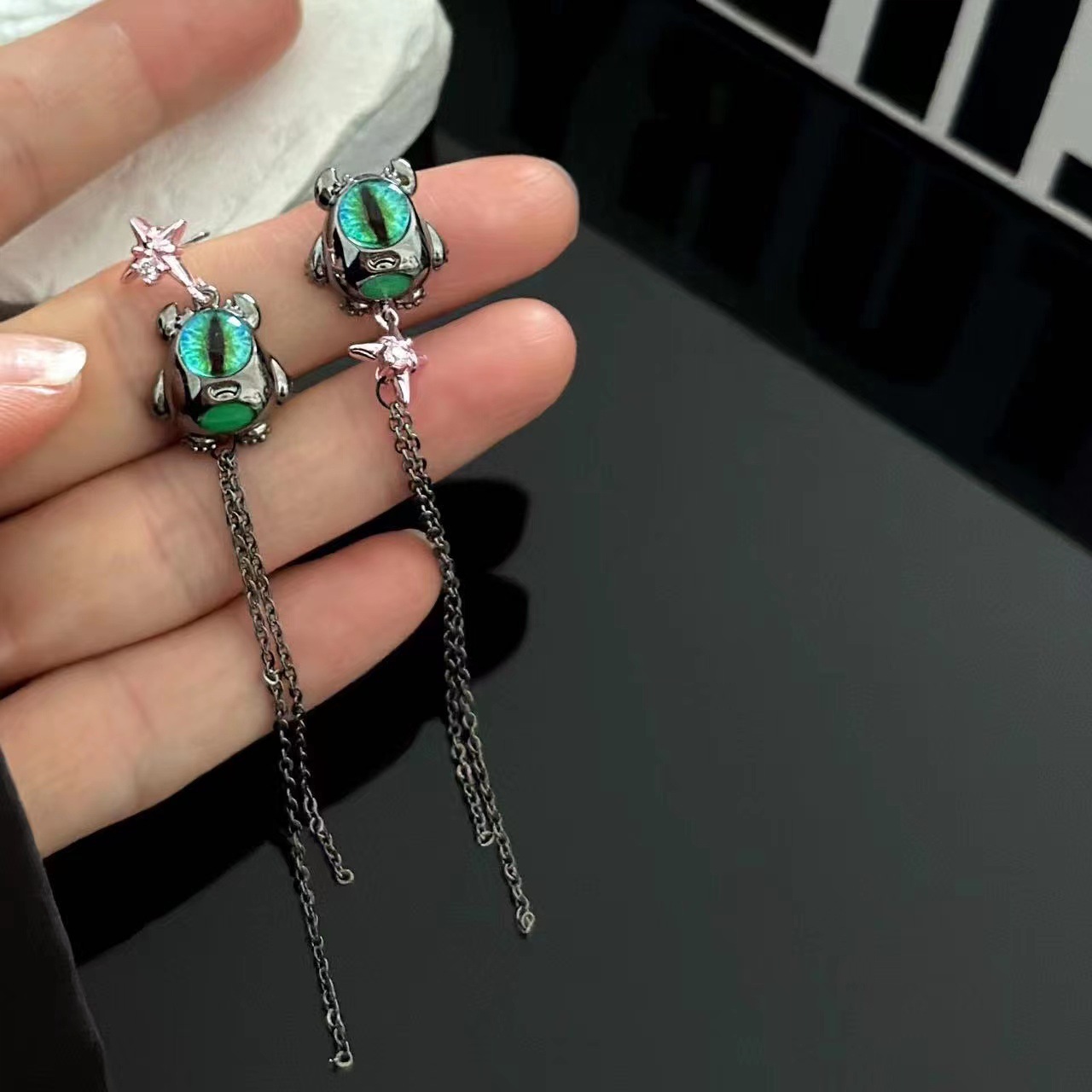 多巴胺彩色大眼恶魔流苏耳环女新款小众设计简约百搭高级耳坠耳饰详情8