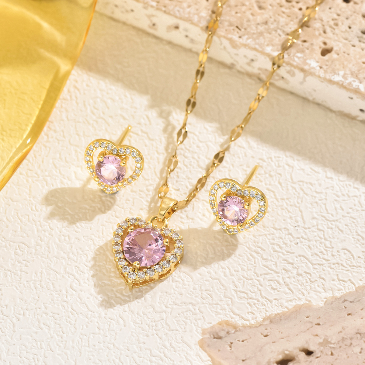跨境心形环绕细碎锆石中间粉色宝石点缀的轻奢风金色链项链耳环详情2