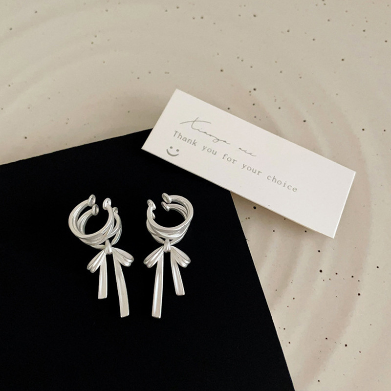 The matte bow ear bone clip with a touch of light luxury and high-end feel is a bestseller for Spring/Summer 2024. It is a niche accessory with no holes and a high-end feel pic 8