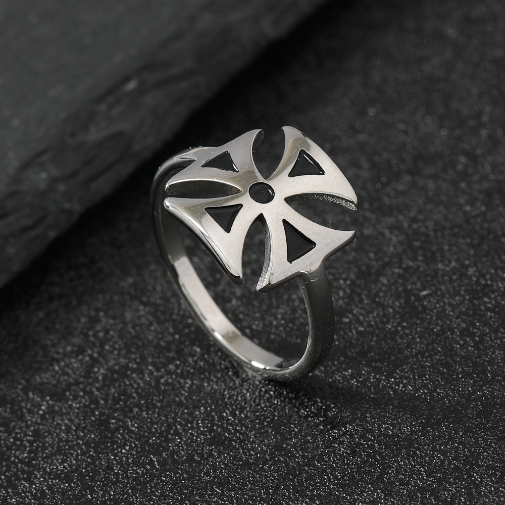 跨境不锈钢饰品 夸张朋克风切割镂空腐蚀抹黑油十字架钛钢戒指 厂详情7