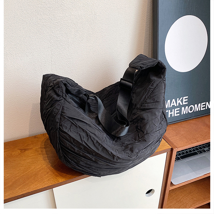 新品褶皱半月包简约时尚斜挎包大容量潮搭单肩包慵懒风都市休闲包详情26