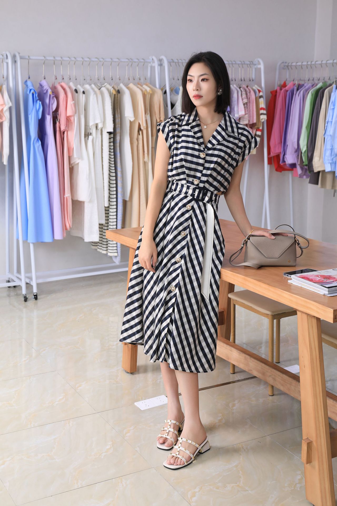 深圳南油高端精品小众设计感腰部镂空松紧腰带飞袖显瘦格子连衣裙详情8