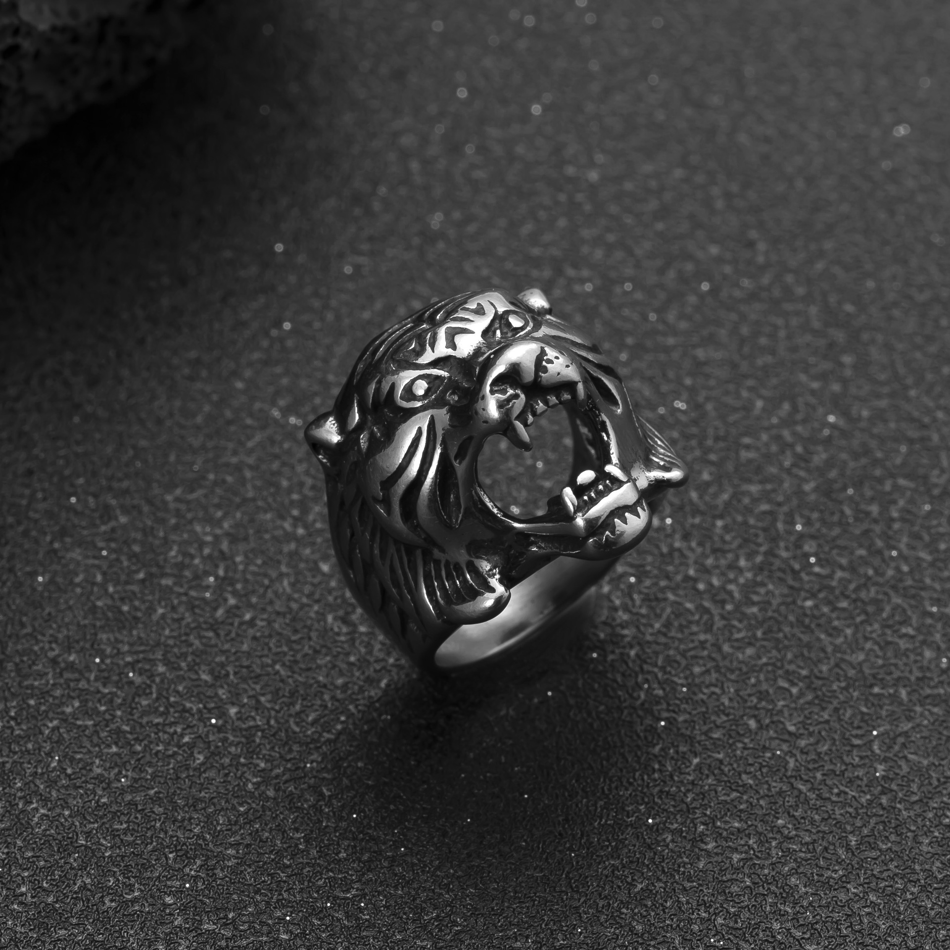 跨境新品不锈钢饰品个性朋克风男士指环铸造骷髅头钛钢戒指批发厂详情6