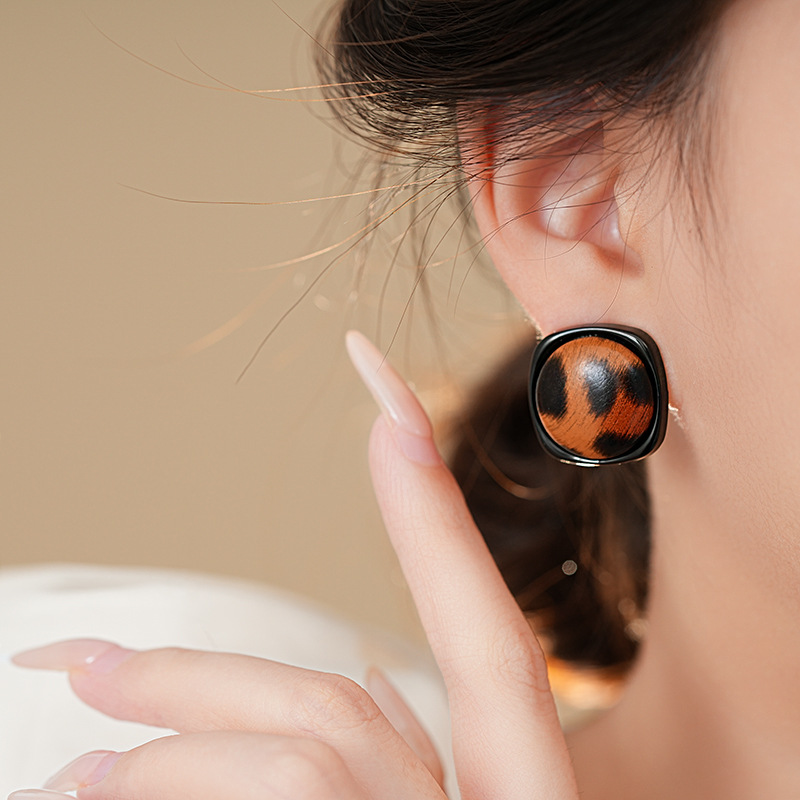 银针欧美复古皮革豹纹方形耳钉小众复古风耳环跨境气质高级感耳饰详情10