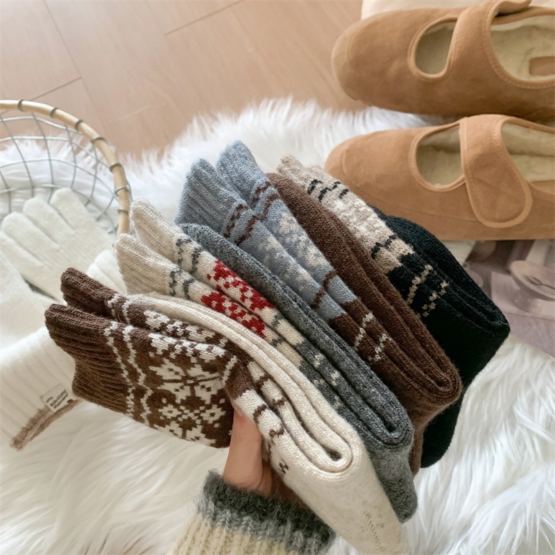 Thick and warm Fairisland retro wool striped socks for women, Japanese style autumn and winter color-blocked snow pattern pile socks pic 2