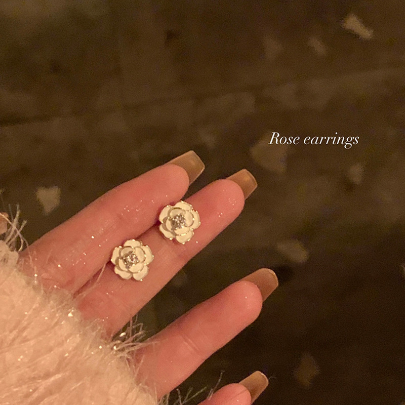 Spring/Summer 2025 fresh and elegant flower earrings for women, a light luxury and high-end look, pearl stud earrings, super fairy-like, versatile and elegant earrings pic 7