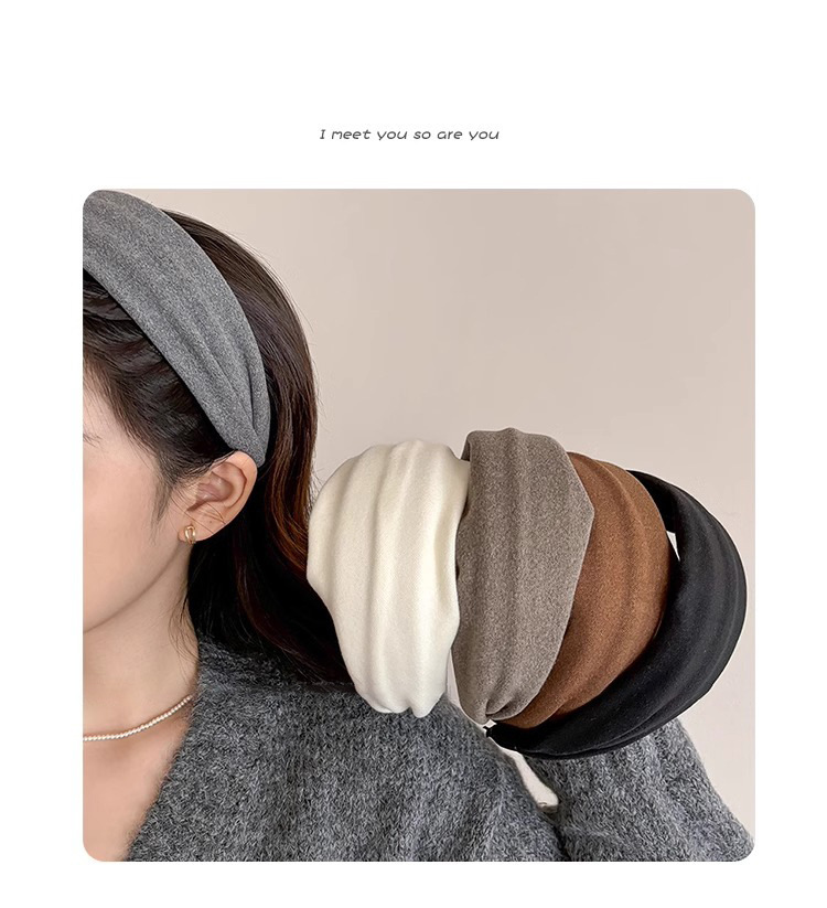 This autumn and winter style features a simple and trendy hairband with a retro and high-end feel. It has a wide edge, an outer ring, a space cotton face wash and head accessory, and a fashionable hair band pic 2