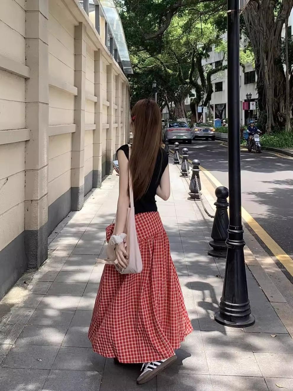 Retro red spicy girl checkered strappy skirt, a new summer design with a niche fashion sense, high-waisted long dress pic 3
