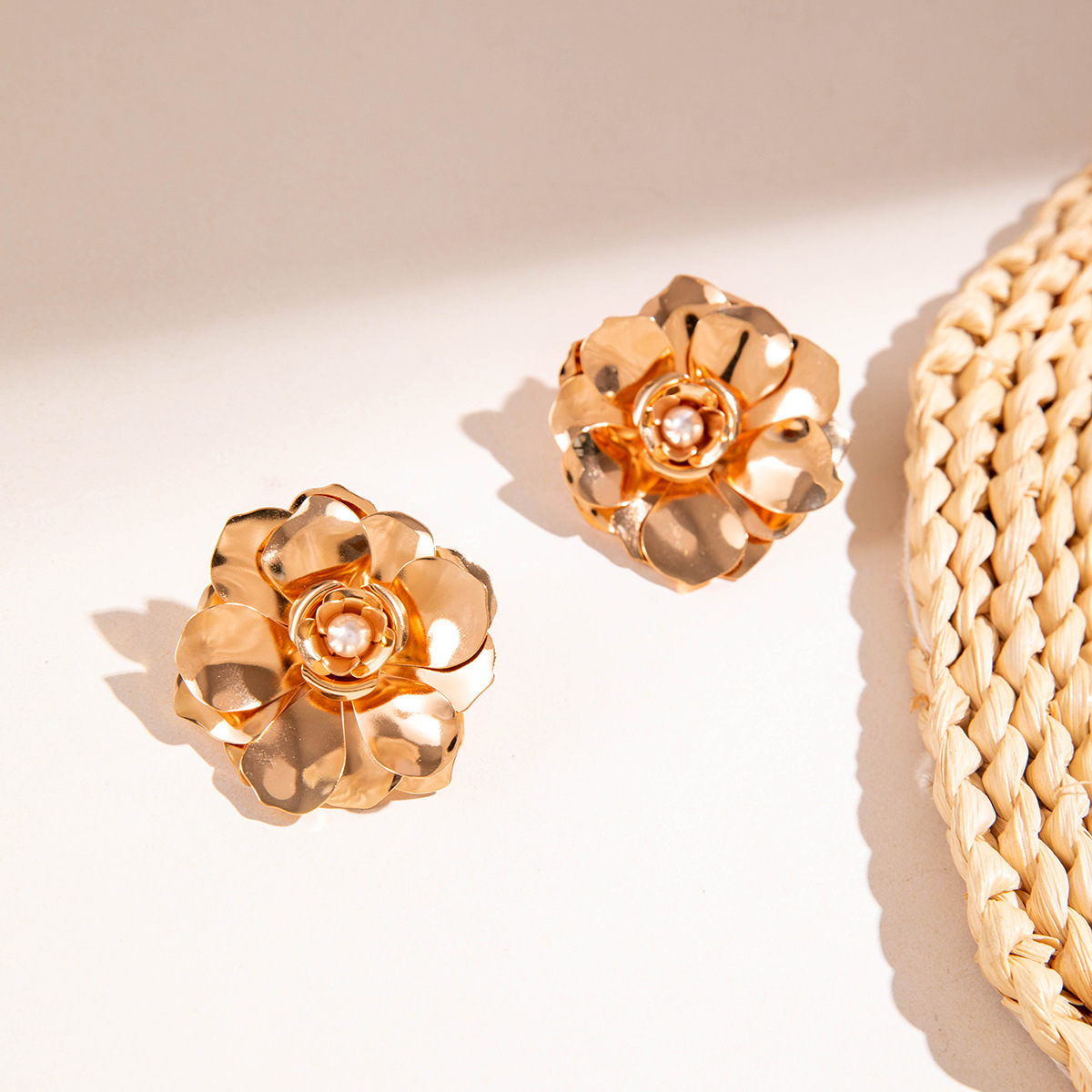 欧美跨境个性金色树叶扇子肌理耳环创意夸张复古花朵重金属风耳钉详情21