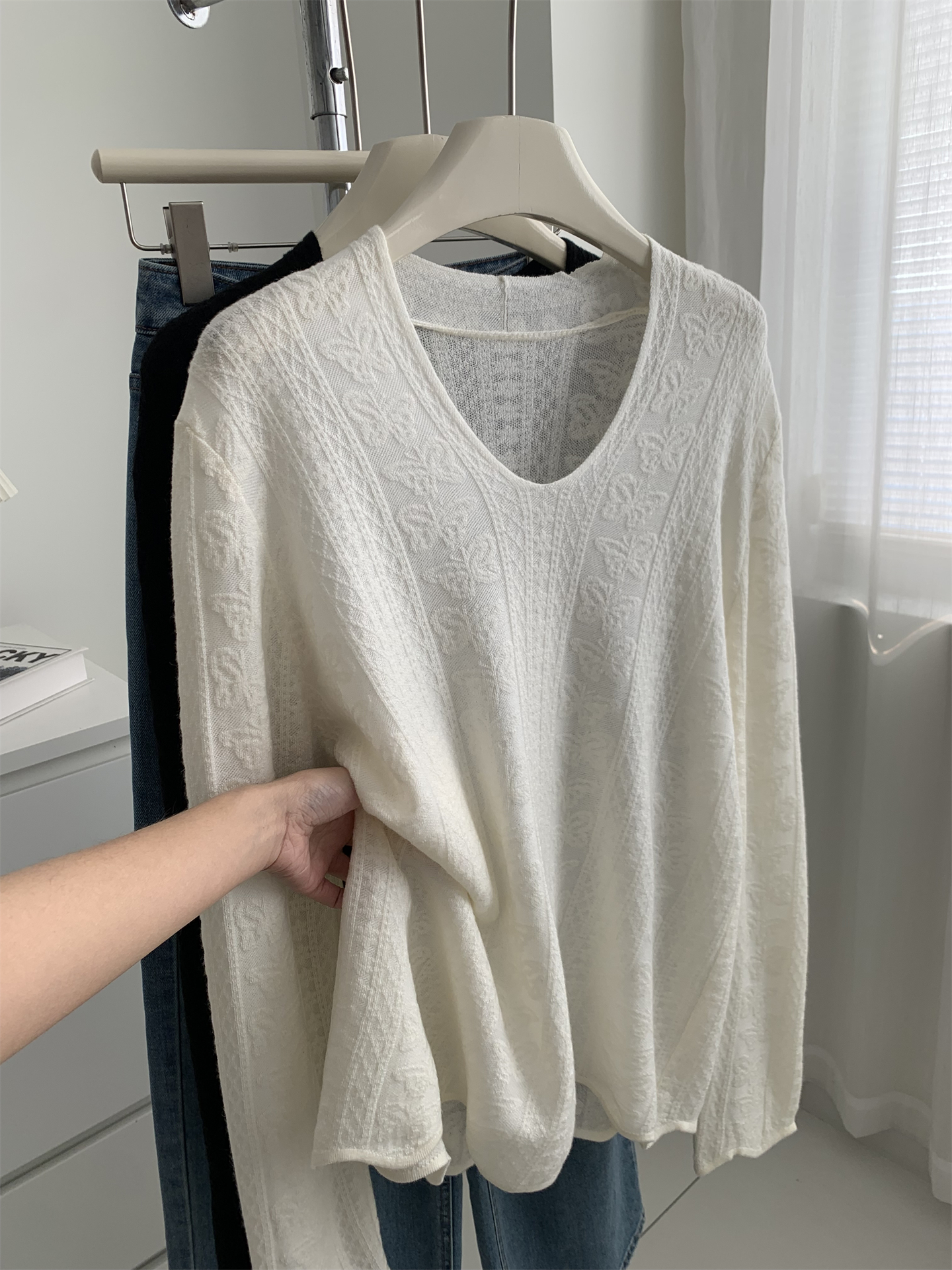 Gentle vintage wool blend beige lace V-neck T-shirt for women, wavy hem knitted base layer pic 17
