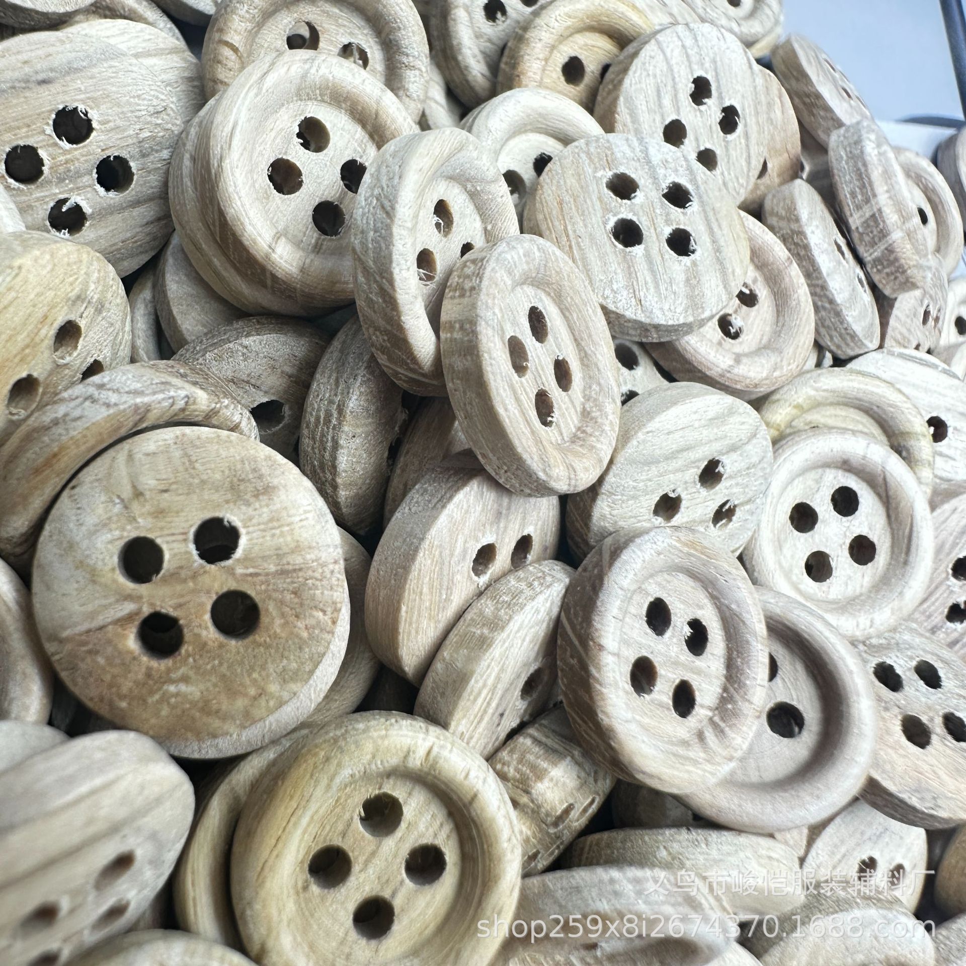 Wholesale of natural coconut laser buttons, plum blossom four-hole buttons, single shoes, boots, decorative knitted sweaters, cardigan buttons pic 13