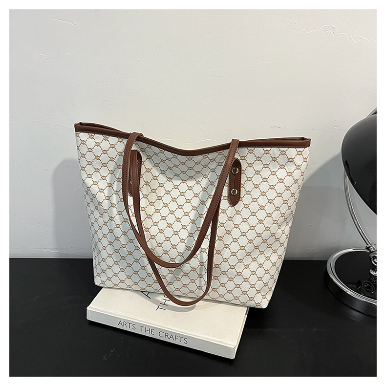A simple and fashionable large-capacity bag for women in 2025, a trendy six-year tote bag for women, a large-capacity single-shoulder bag for commuting pic 24