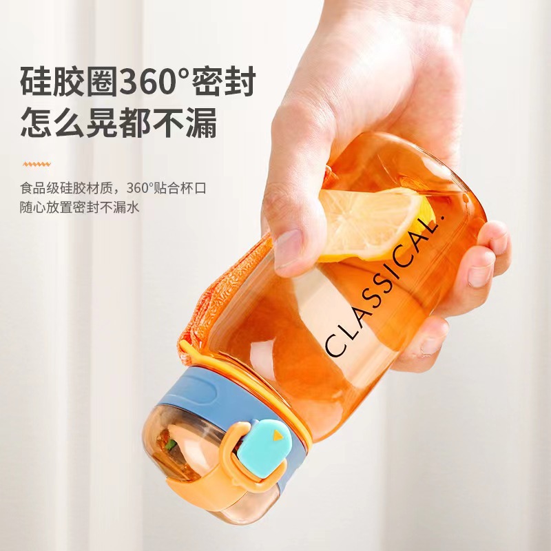 The new summer model of the Strawberry Life Portable Cup features a one-button press with a pop-up lid. The capacity is selectable and it comes with a portable handle pic 4