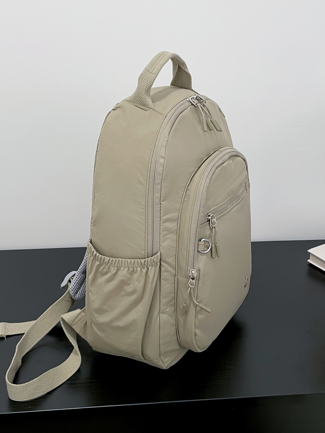 现货外贸跨境大容量轻便多隔层女士休闲百搭防泼水学生双肩包学生详情8