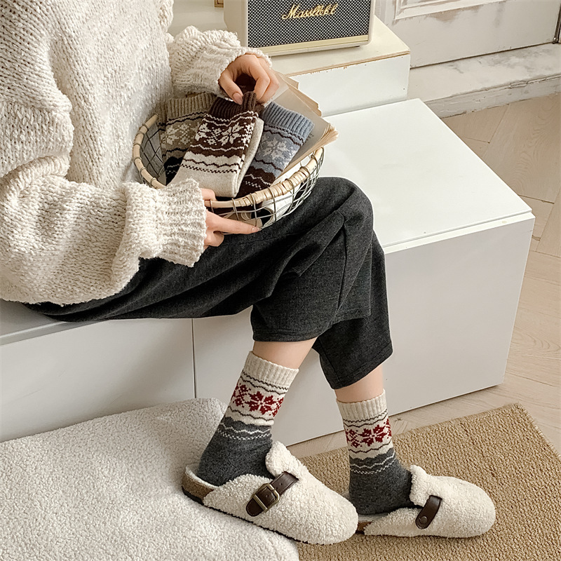 Thick and warm Fairisland retro wool striped socks for women, Japanese style autumn and winter color-blocked snow pattern pile socks pic 9