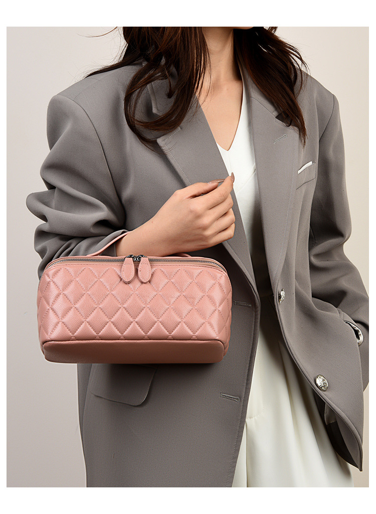 亚马逊跨境高品质pu化妆包菱格绗缝枕头包手提洗漱化妆品收纳包详情20