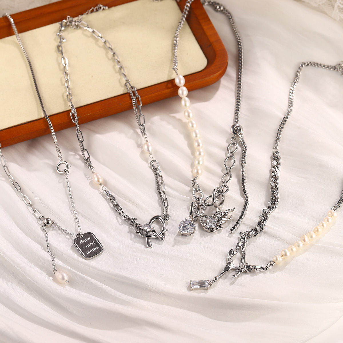 The new heart-shaped bow collarbone chain is a niche retro necklace that is versatile for summer, exuding a sense of high-end luxury and a light fragrance style pic 20