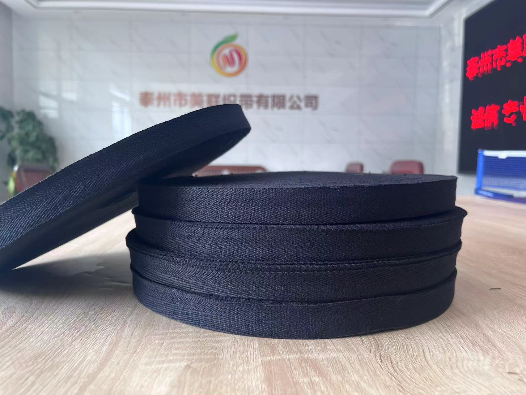 Fireproof blanket, flame-retardant webbing, escape blanket, fireproof clothing webbing, fire suit, black backpack, high-temperature resistant edge straps pic 1