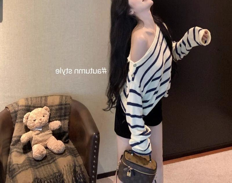 条纹软糯毛衣女秋冬美式y2k斜肩上衣慵懒宽松加厚露肩针织衫外套详情5