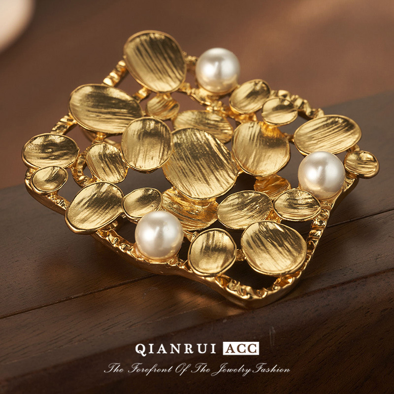 Wholesale of retro high-end gold niche design brooches, heavy industry light luxury fashion Vintage accessories pic 19