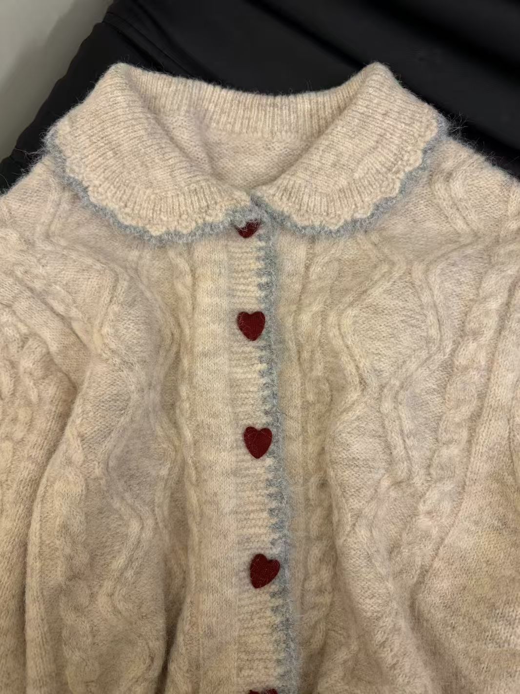 A gentle heart-shaped sweater with a doll-neck button and a twist, a new style of laid-back knitted coat and cardigan pic 16