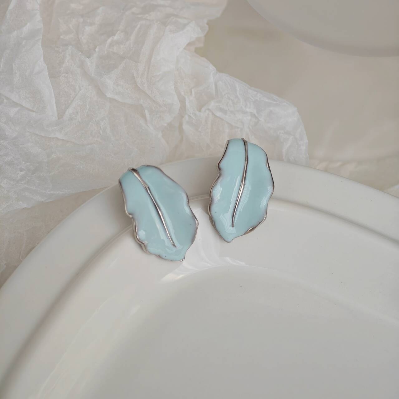 Niche ins minimalist colored drip glaze dopamine earrings, gentle and creamy C-shaped blue large circle ear rings for round faces pic 74