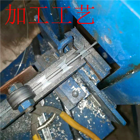 挂钩牛栏网金属防盗围栏网刺绳立柱篱笆光伏带刺钢丝网隔离栅详情9