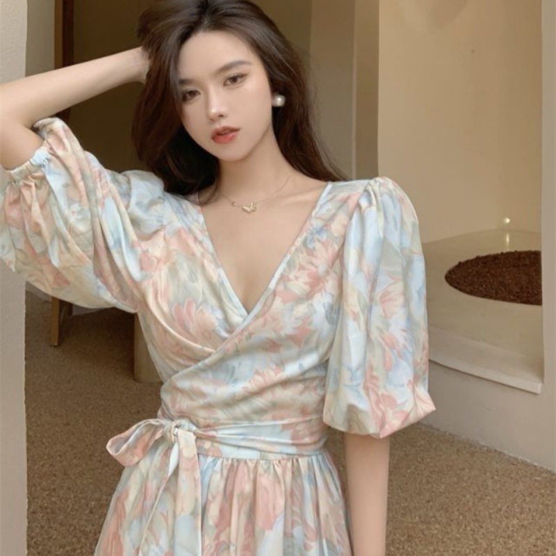 The floral print dress, with a light mature style, exudes a high-end and youthful charm. It features a fashionable design with a cinched waist and straps, making you look like a goddess in summer pic 16