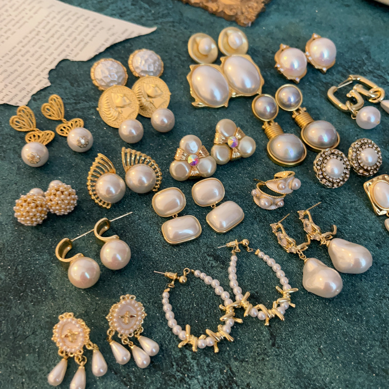 Silver needle retro court style heart-shaped figure pearl earrings, French light luxury stud earrings, female Internet celebrity style earrings wholesale pic 22