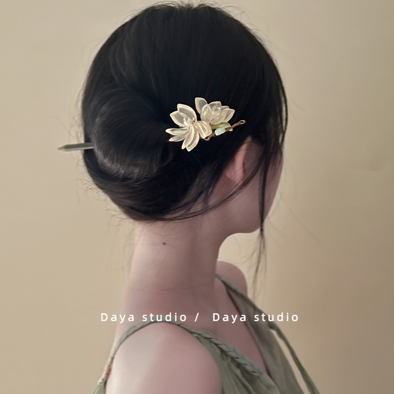 New Chinese-style, super ethereal, retro flower hairpin, a niche design for women, with a gentle and simple style. It is a coiled hairpin for the back of the head pic 3
