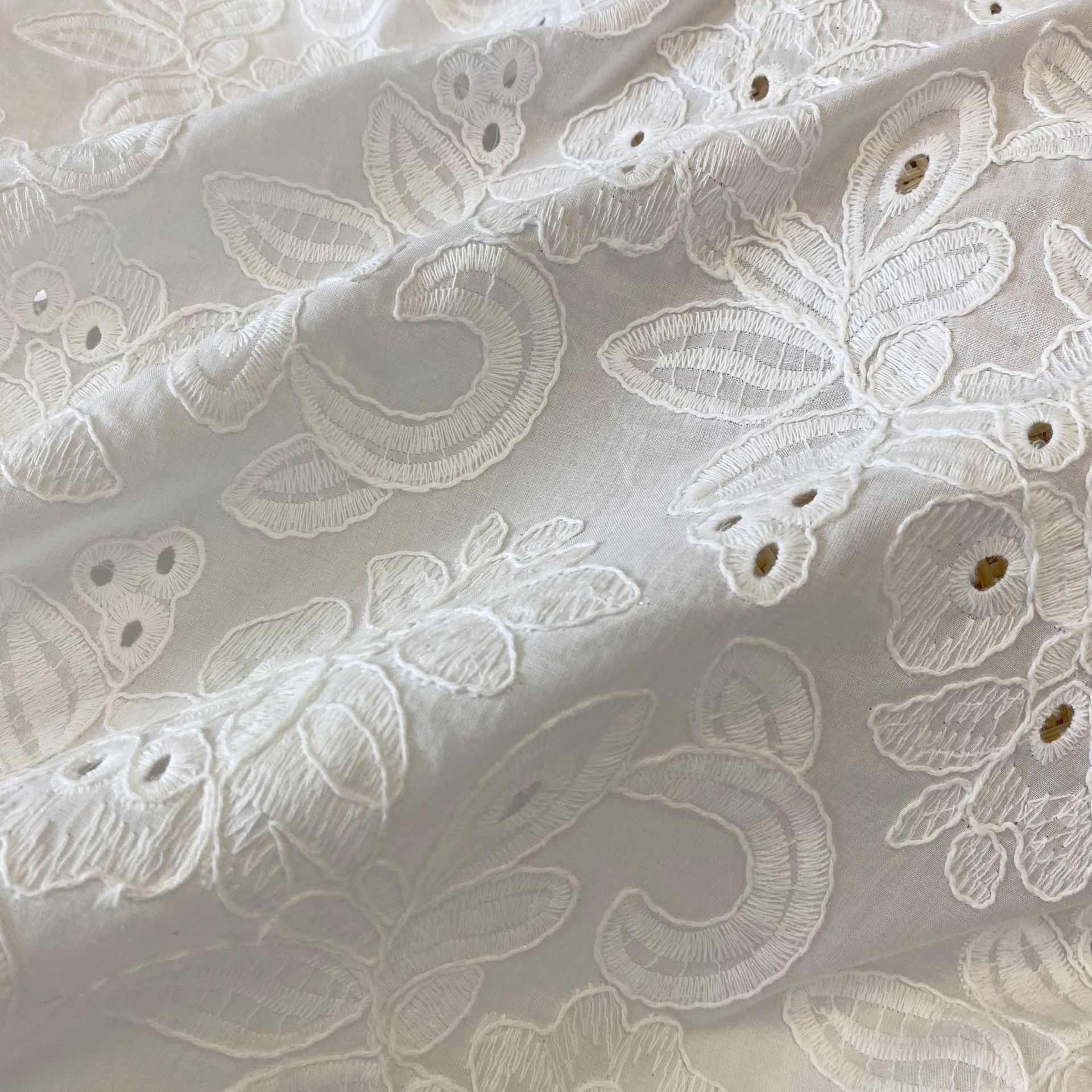 现货镂空绣花面料连衣裙打孔绣花布棉布大机绣花布全棉平绣花详情10
