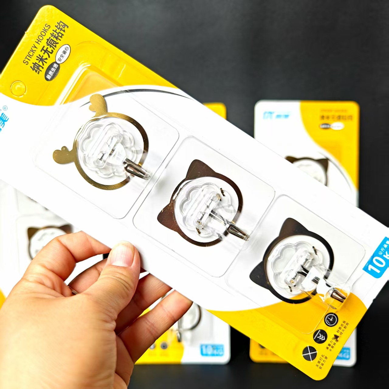 【 Zone 2-6 】 Cartoon Gold -3 Adhesive Hook 320 yuan per piece. Cartoon Gold -3 Adhesive Hook, Card Suction Adhesive Hook, Household Daily-use traceless hook, transparent metal hook without drilling, 2 yuan per batch pic 3