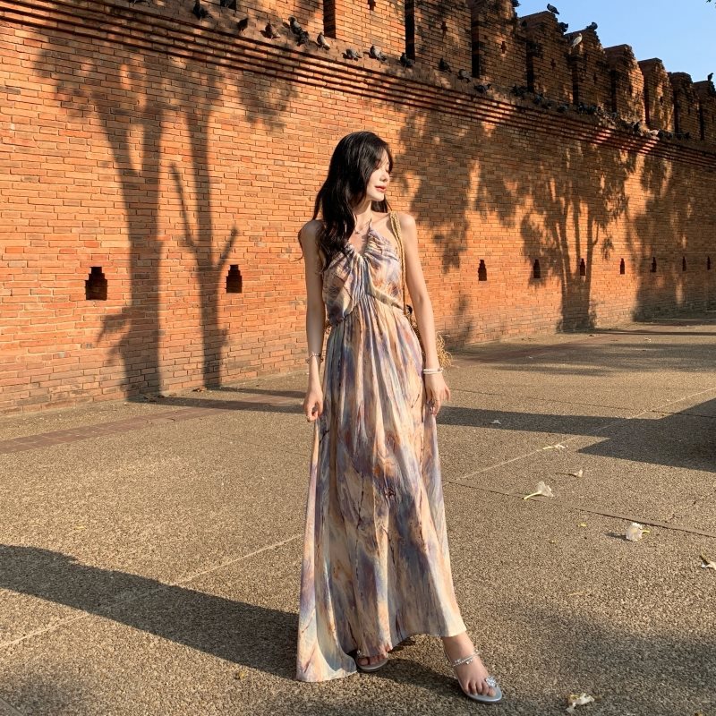 油画温柔飘逸灵动感碎花吊带连衣裙法式复古打揽露背海边度假长裙详情2
